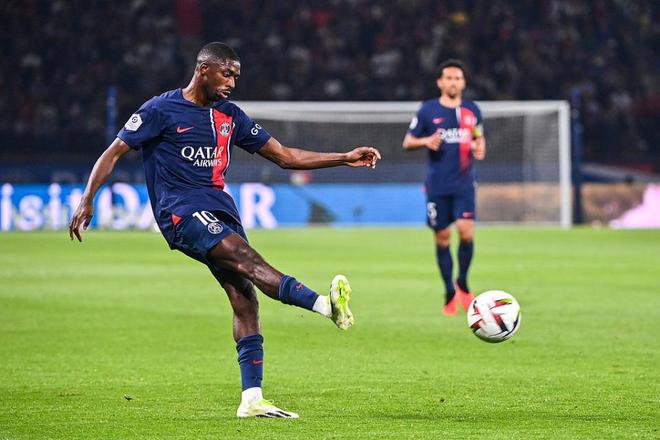 记者：梅西到诺坎普后请求工作人员入场许可，巴萨欣然同意