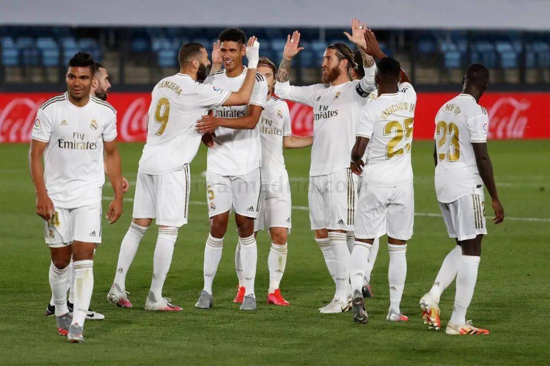 英超前瞻：狼队开局14轮不胜沦为鱼腩，曼联冲击欧战区（英超展望：狼队前14轮无胜势成弱旅，曼联剑指欧战席位）