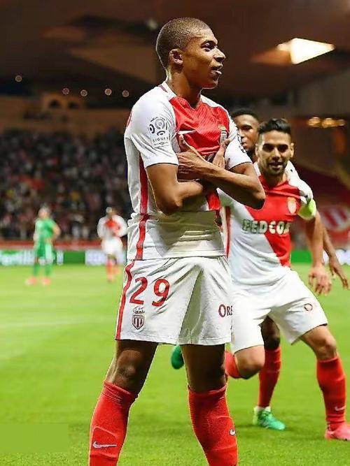 卡拉格向萨拉赫致歉：若惹你不高兴了我道歉，但你也得守规矩