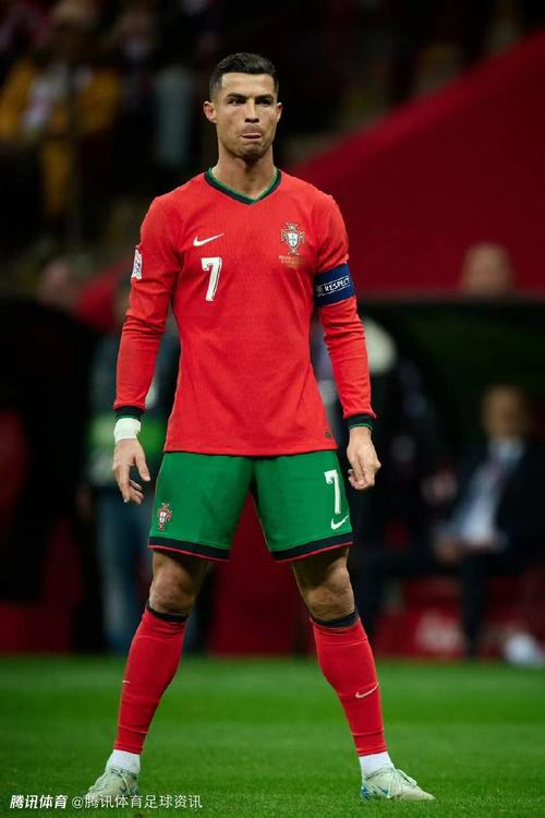 足球英超本轮最佳阵公布，新援发挥亮眼（英超本轮最佳阵容出炉，新援表现抢眼）