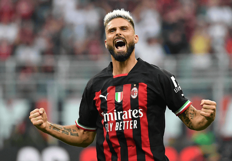 来砸场子的？几位C罗球迷现身梅西印度行看台，被安保请出场（几名C罗球迷亮相梅西印度行看台，随后被安保请离场）